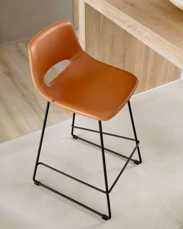 Taburete Zahara piel sintética marrón y acero con acabado negro altura 76 cm en Marrón - Butacas, banquetas y puffs, Uruguay | Kavehome, vista 3
