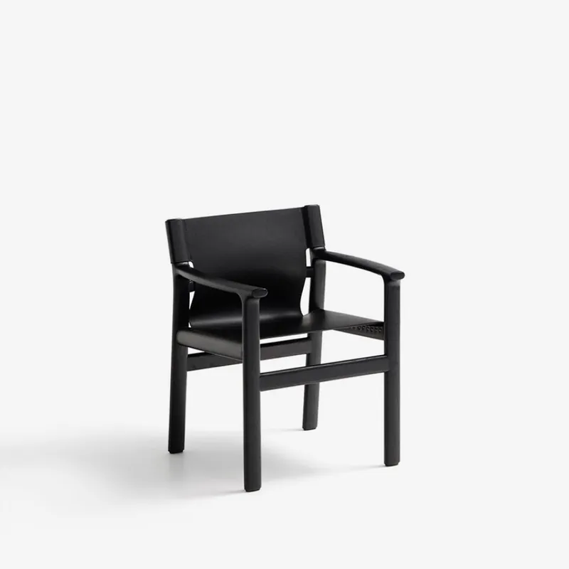 Silla Jan de fibras de cuero reciclado negro y madera maciza de fresno con acabado negro FSC 100% en Negro - Sillas, Uruguay | Kavehome