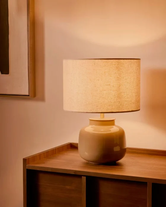 Lámpara de mesa Tay de cerámica verde y lino beige en Beige - Lámparas de mesa, Uruguay | Kavehome, vista 2