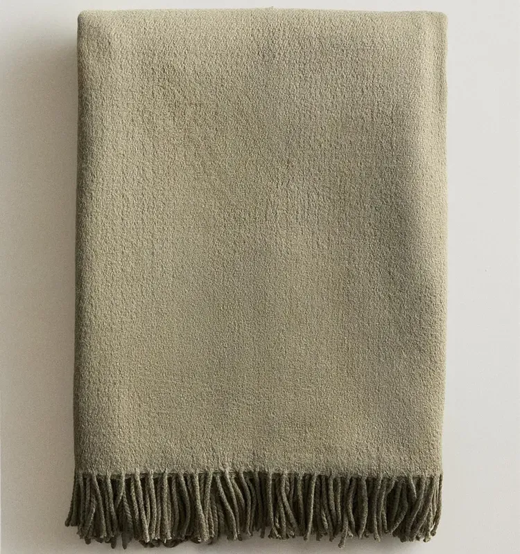 MANTA DECORATIVA FLECOS en Verde oliva - Textiles, Uruguay | Zara Home