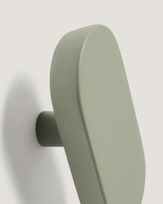 Set Arely de 2 colgadores de madera maciza de haya con acabado lacado verde 6,5 cm / 10 cm en Verde - Percheros y colgadores, Uruguay | Kavehome, vista 3