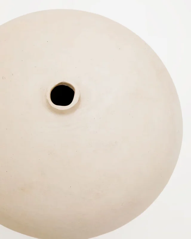 Jarrón de papel maché Nivala - 15,5cm en Blanco - Jarrones, Uruguay | Kavehome, vista 5