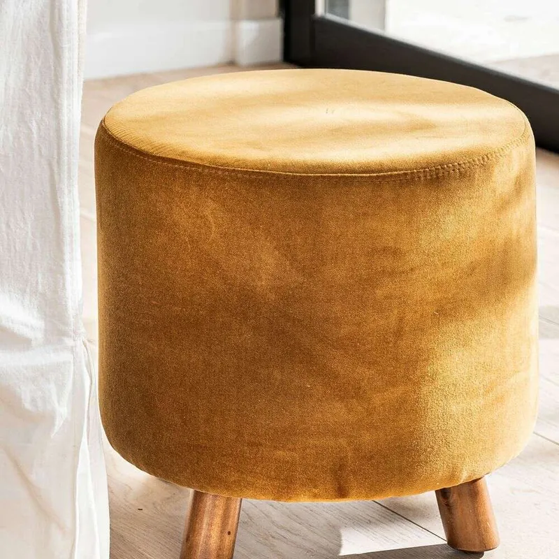 PUFF POLLY - TERCIOPELO ORO en Mostaza - Butacas, banquetas y puffs, Uruguay | La Iberica