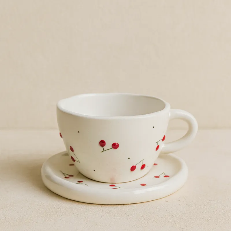 Set Taza + Plato Cherries en Blanco - Decoración, Uruguay | Cabana