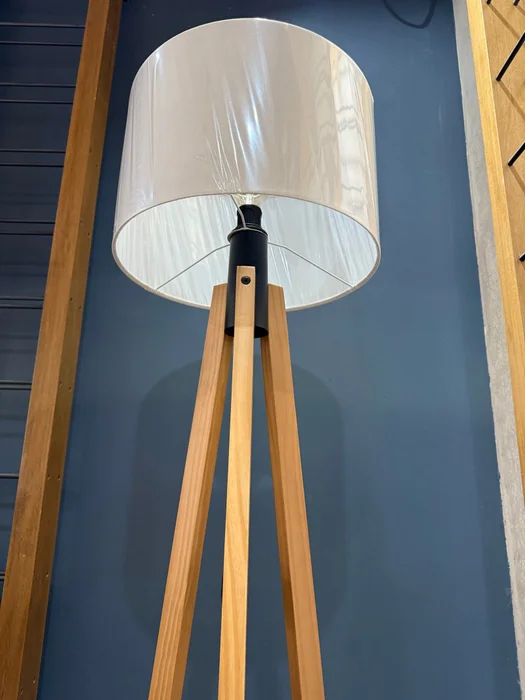 Lámpara de Pie Apollo con Pantalla Algodón en Madera natural - Lámparas de pie, Uruguay | Berna Home, vista 6