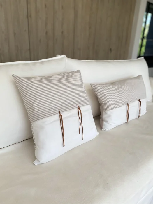 Almohadón lazo cuadrado a rayas blanco y beige (60cm) en Gris - Textiles, Uruguay | Dreams On Time, vista 3