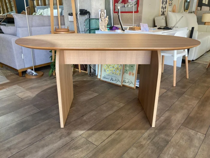 Mesa de Comedor Ovalada Arco 160 x 90 – Marrón Claro en Madera natural - Mesas de comedor, Uruguay | Berna Home, vista 9
