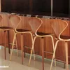 Cherner Bar Stool | Norman Cherner en Negro - Butacas, banquetas y puffs, Uruguay | Mad for Modern, vista 2 de 2