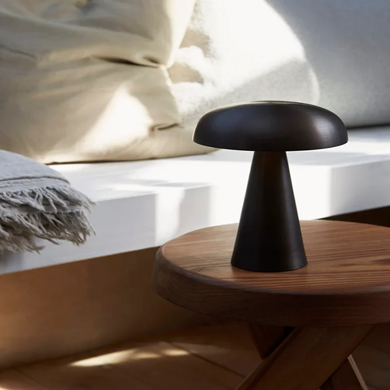 Lampara de mesa Led Pilz recargable en Dorado - Lámparas de mesa, Uruguay | Alta Gracia Deco, vista 5