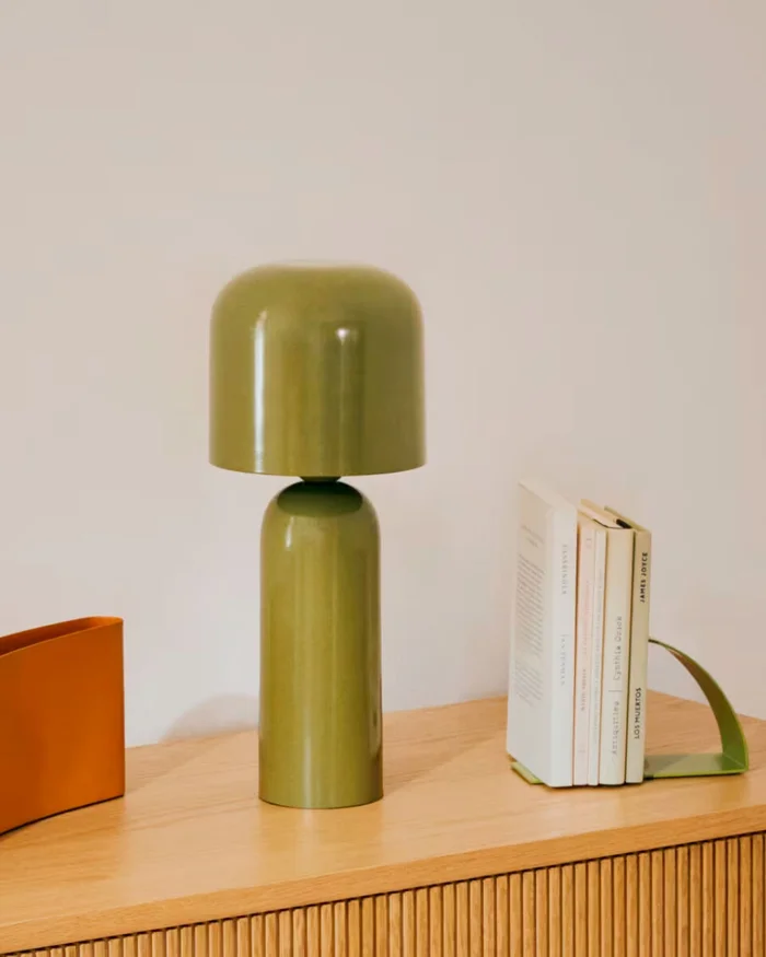 Lámpara de mesa Monze en metal pintado de verde en Verde - Lámparas de mesa, Uruguay | Kavehome, vista 2