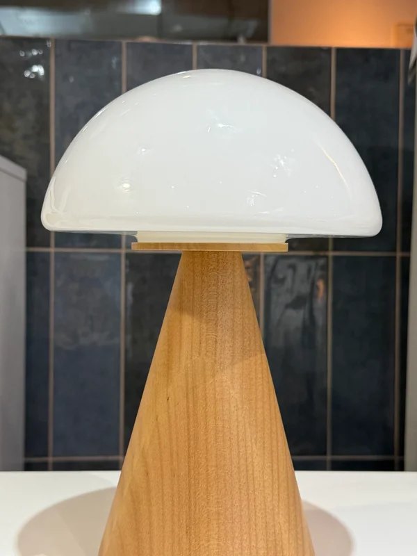 Lampara de Mesa Cosumel - Natural + Vidrio en Marrón Claro Natural – Material: Vidrio y Madera – Voltaje: bi voltio – Lámpara - Lámparas de mesa, Uruguay | Berna home, vista 3
