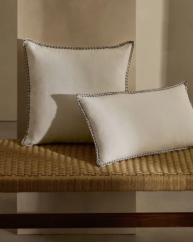 Almohadón Sinet de lino blanco con bordado negro - 30 x 50 cm en Blanco - Textiles, Uruguay | Kavehome, vista 3
