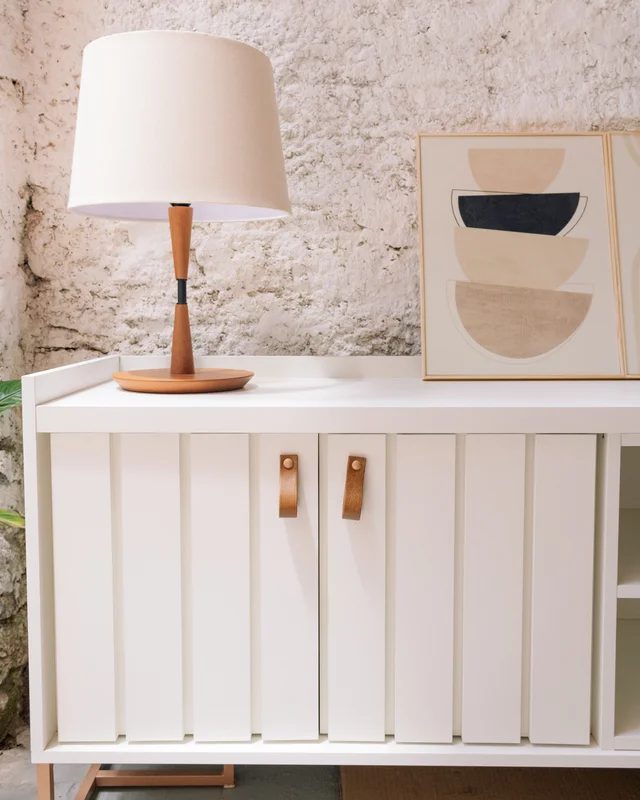 Rack Trendy Blanco (Pie Dorado) 140 cm en Blanco - Muebles para TV, Uruguay | Berna home, vista 3
