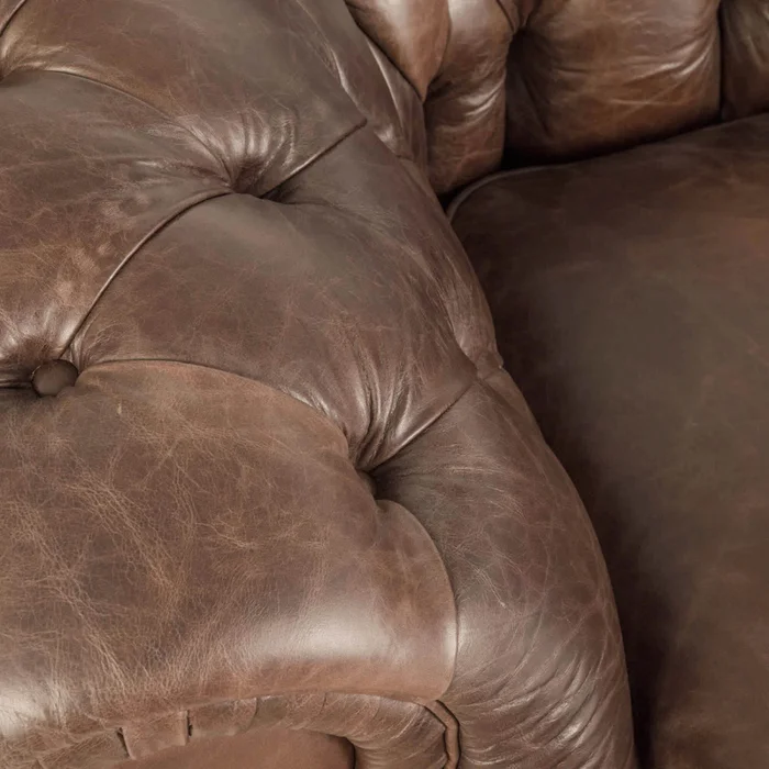 Sofa 3 Cuerpos Cuero-100-natural Marron New Chesterfield Choc. en Marrón - Sillones y sofás, Uruguay | Divino, vista 5