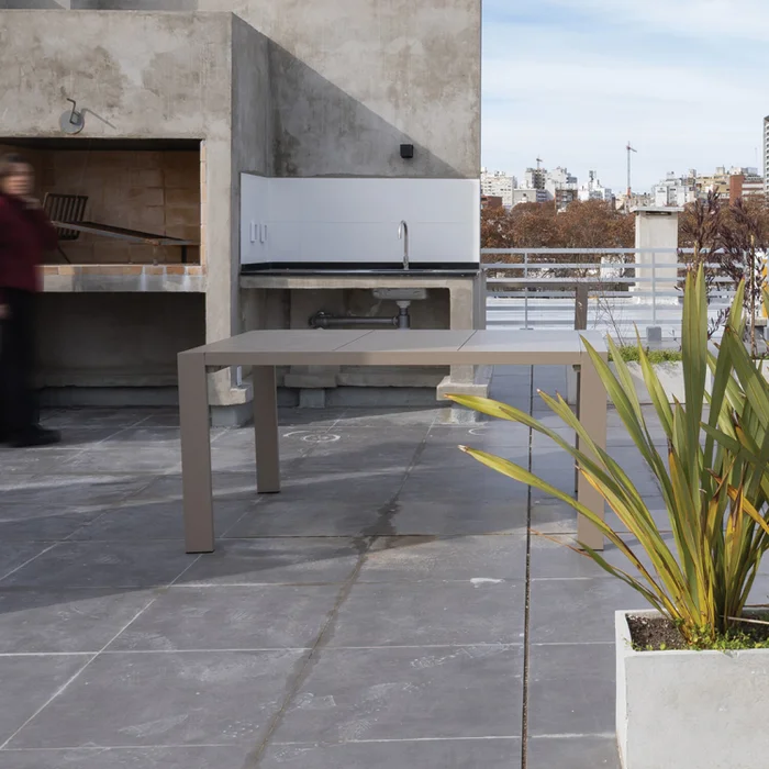 Mesa de exterior Korfu en Beige - Mesas de living, Uruguay | Walnut, vista 3