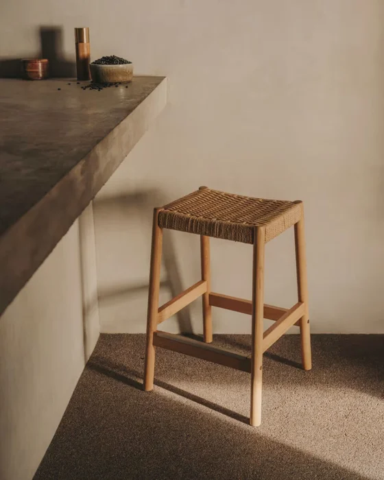 Taburete Yalia de madera maciza de roble con acabado natural y cuerda altura 65 cm FSC100% en Madera natural - Butacas, banquetas y puffs, Uruguay | Kavehome, vista 2