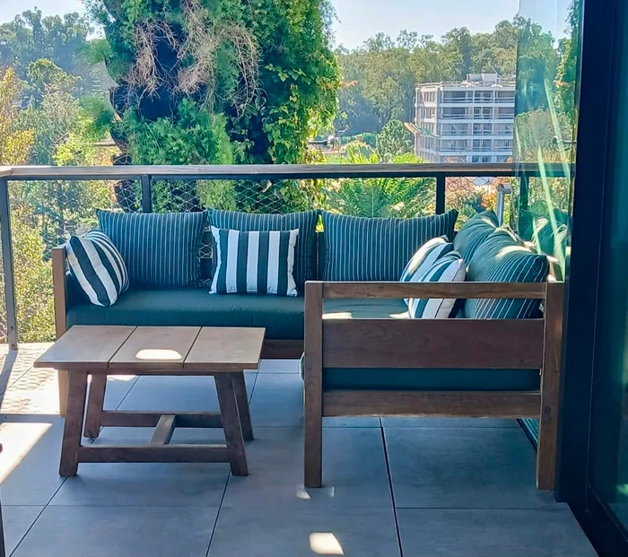 Sillón esquinero con posabrazos y mesa en Madera natural - Muebles para el exterior, Uruguay | Entrecasa, vista 2