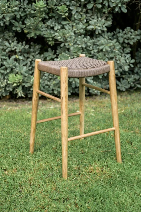 Banqueta de barra sin respaldo en teca y fibra en Madera natural - Butacas, banquetas y puffs, Uruguay | Entrecasa, vista 2