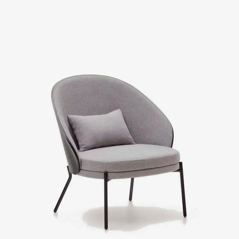 Butaca Eamy - gris claro chapado en fresno con acabado natural y metal con acabado negro en Gris - Butacas, banquetas y puffs, Uruguay | Kavehome