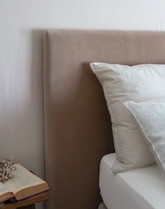 Respaldo de cama tapizado en Beige - Dormitorio, Uruguay | Pieza Clave