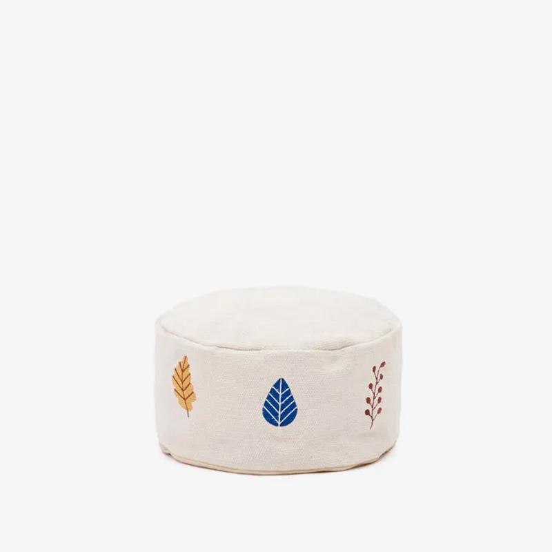 Puf Yanil 100% algodón blanco con bordado de hojas multicolor Ø 40 cm en Multicolor - Butacas, banquetas y puffs, Uruguay | Kavehome