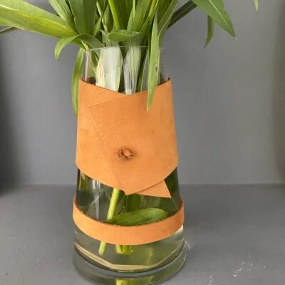 Florero angosto con cuero - Jarrones, Uruguay | Dreams On Time, vista 2