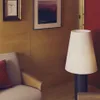 Lámpara de pie Marga de madera maciza con acabado natural - con acabado oscuro en Marrón - Lámparas de pie, Uruguay | Kavehome, vista 3 de 8