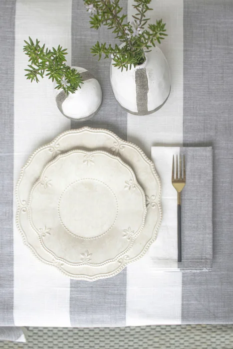 MANTEL RAYAS GRUESAS GRIS CLARO Y BLANCO en Gris - Textiles, Uruguay | Sentido Jose Ignacio