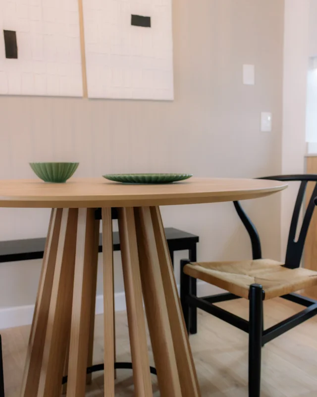 Mesa de Comedor Pipa Redonda 110 cm - Olmo en Madera natural - Mesas de comedor, Uruguay | Berna Home, vista 10