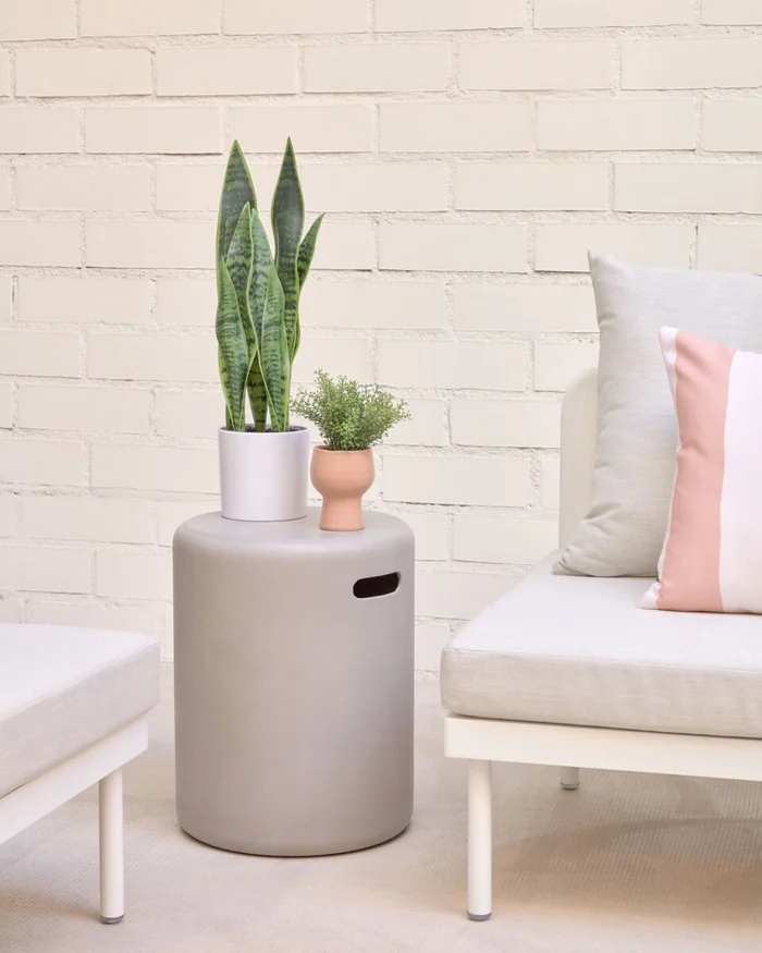 Planta artificial Sansevieria con maceta blanco 55 cm en Blanco - Macetas, Uruguay | Kavehome, vista 2