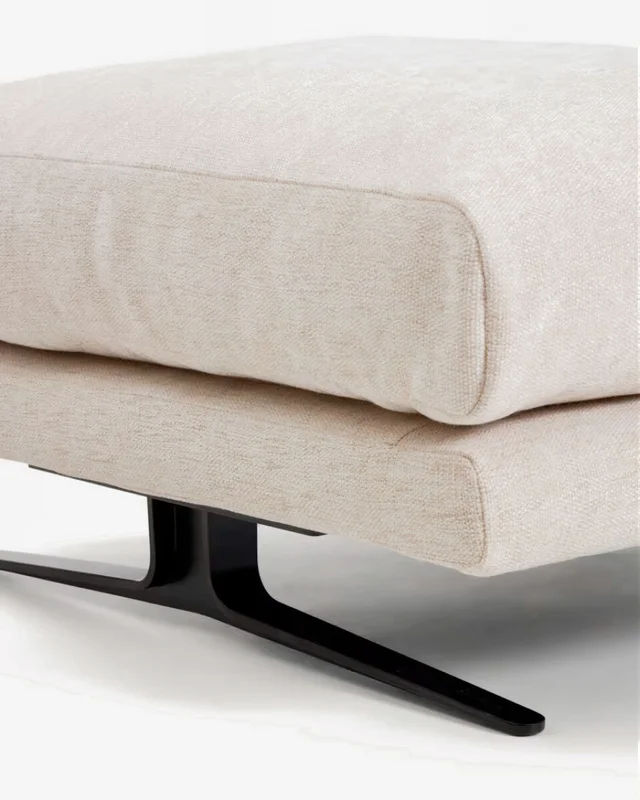 Reposapiés Veliro de chenilla beige y patas de acero con acabado negro 85 x 90 cm FSC Mix Credit en Beige - Sillones y sofás, Uruguay | Kavehome, vista 3