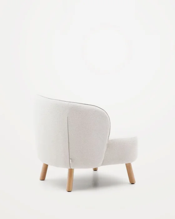Butaca Ulit de chenilla - beige y patas de madera maciza haya acabado natural en Rojo - Butacas, banquetas y puffs, Uruguay | Kavehome, vista 9