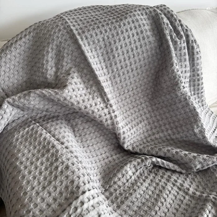 Manta tejida para sillón y cama gris - 180 x 130 cm en Gris - Textiles, Uruguay | Buho Store, vista 3