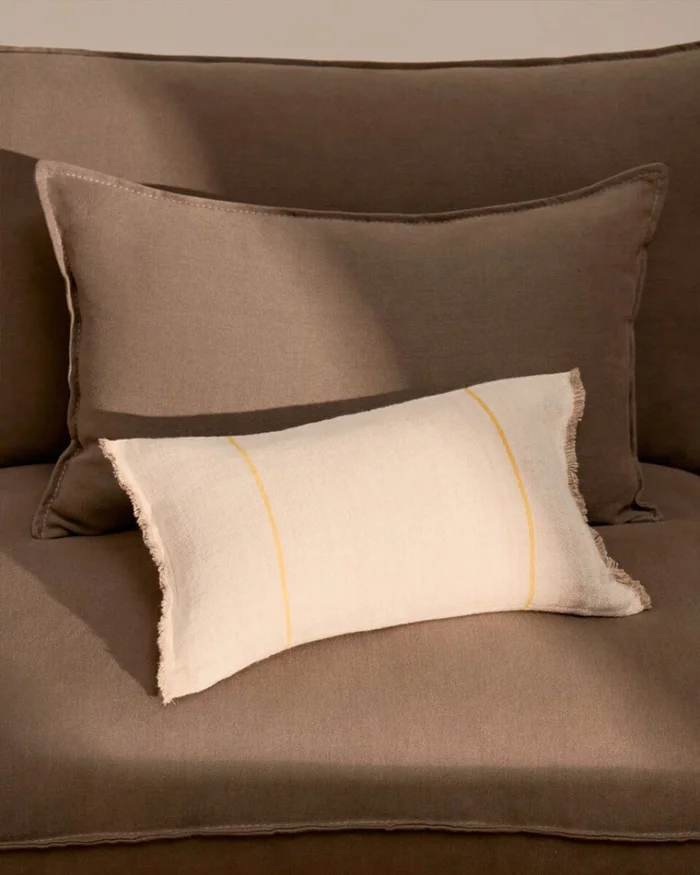 Almohadón Lidore de lino beige con rayas a contraste amarillo 30 x 50 cm en Amarillo, Beige - Textiles, Uruguay | Kavehome, vista 2