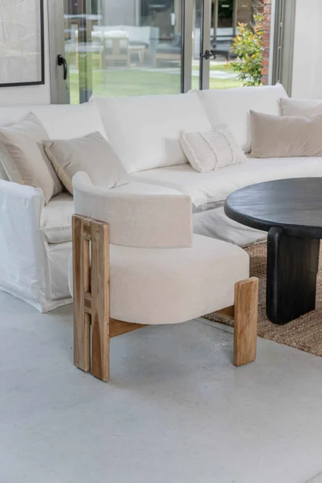 Butaca en madera teca y pana lisa en Beige - Butacas, banquetas y puffs, Uruguay | Entrecasa, vista 4
