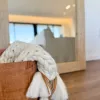 Manta lana Merino y cuero - Dormitorio, Uruguay | Dreams On Time, vista 5 de 8