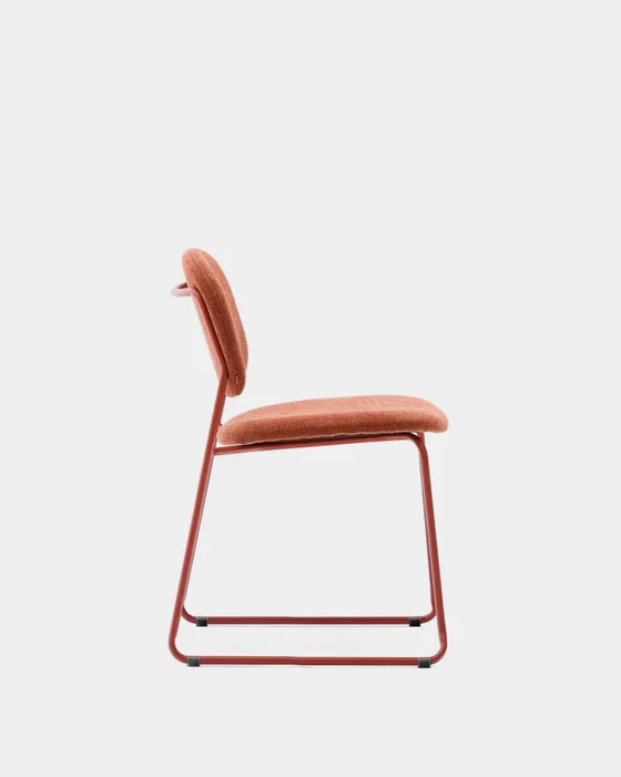 Silla apilable Meli de chenilla - terracota y patas de metal terracota en Rojo - Sillas, Uruguay | Kavehome, vista 8