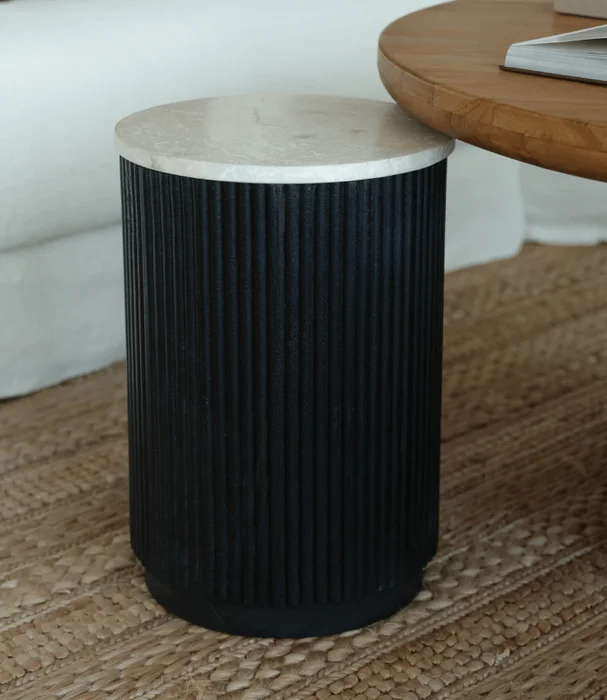 MESA LATERAL VERONA CILINDRO MADERA CHARCOAL Y MARMOL BLACK MARCINO en Negro - Mesas de arrimo, Uruguay | Más Infinito Casa, vista 2
