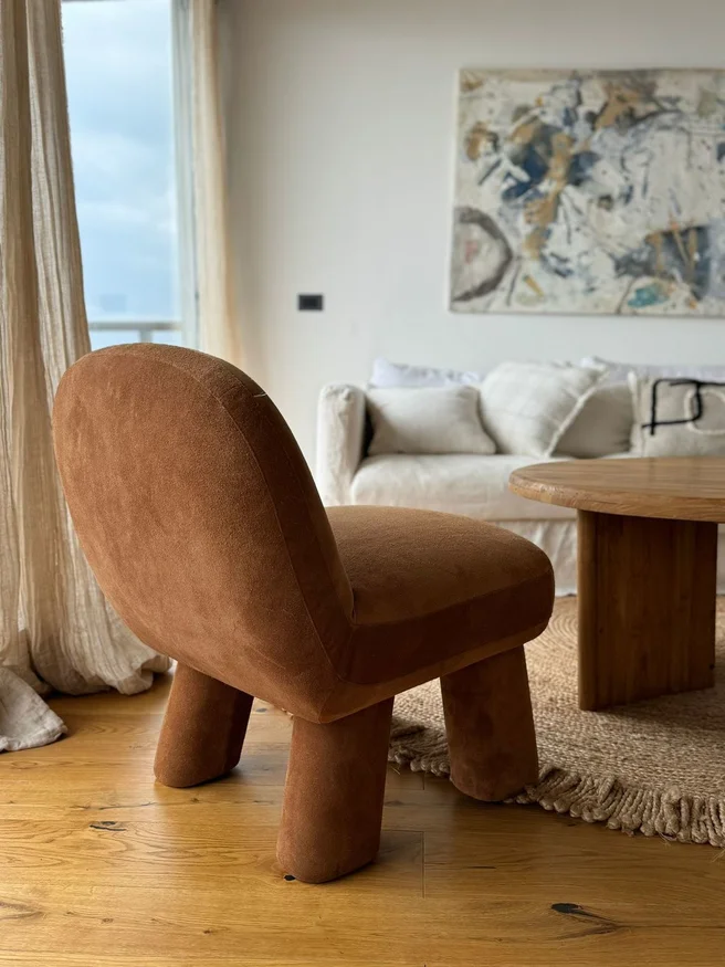 BUTACA NORMA GAMUZA CASTAÑO en Marrón - Butacas, banquetas y puffs, Uruguay | Más Infinito Casa, vista 2