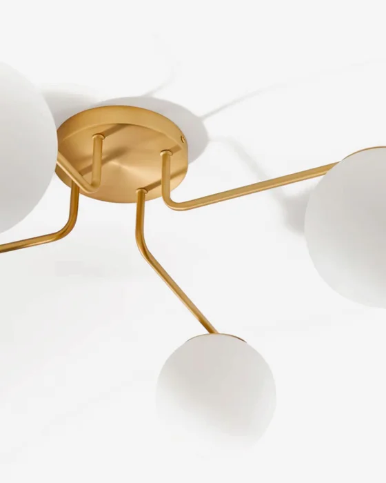 Lámpara de techo Brisia de metal con acabado latón cepillado y 4 bolas de cristal glaseado Ø15 cm en Dorado - Lámparas colgantes, Uruguay | Kavehome, vista 4