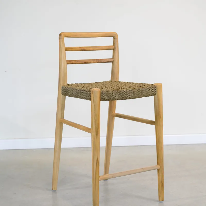Banqueta en madera teca y mimbre trenzado en Madera natural - Butacas, banquetas y puffs, Uruguay | Entrecasa