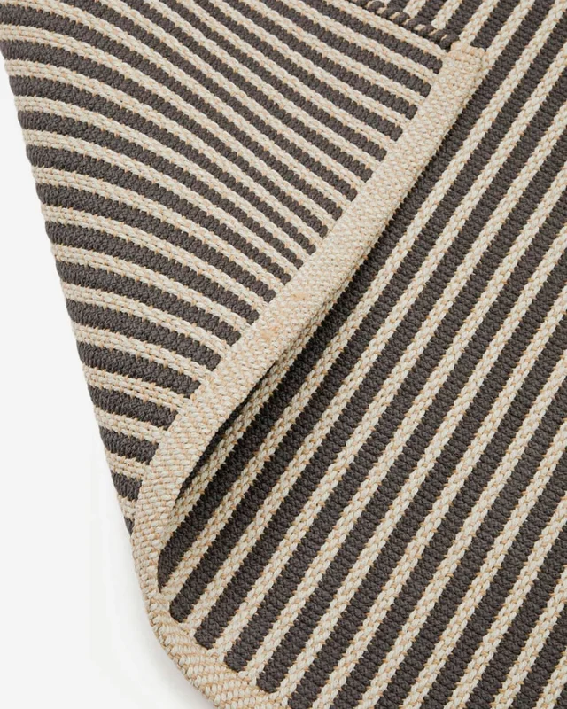Alfombra Satanca de rayas beige y negras de fibras sintéticas 160 x 230 cm en Multicolor - Muebles para el exterior, Uruguay | Kavehome, vista 3