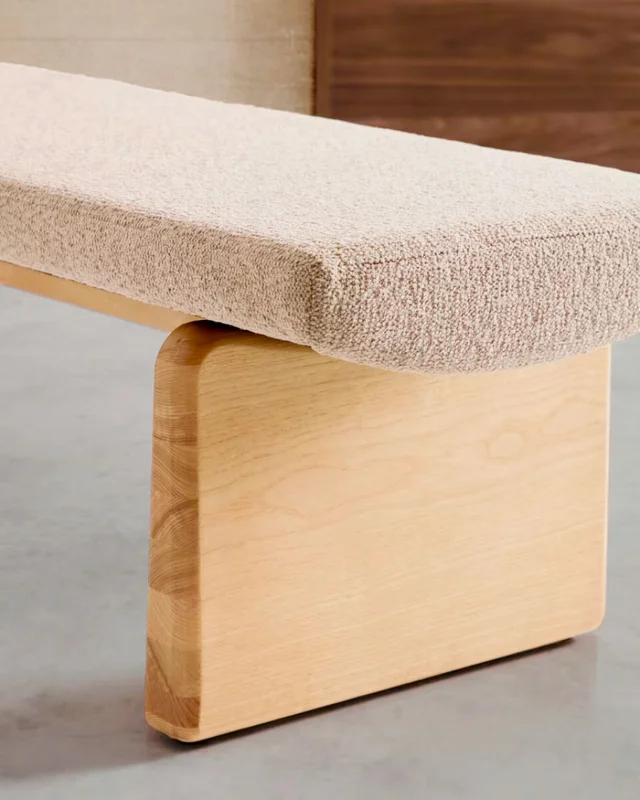 Banco Topaz de chenilla beige y madera maciza de fresno - con acabado natural 150cm FSC 100% en Beige - Butacas, banquetas y puffs, Uruguay | Kavehome, vista 3