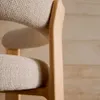Silla Granite de 3 patas de chenilla beige y madera maciza fresno acabado natural FSC 100% en Beige - Sillas, Uruguay | Kavehome, vista 4 de 10