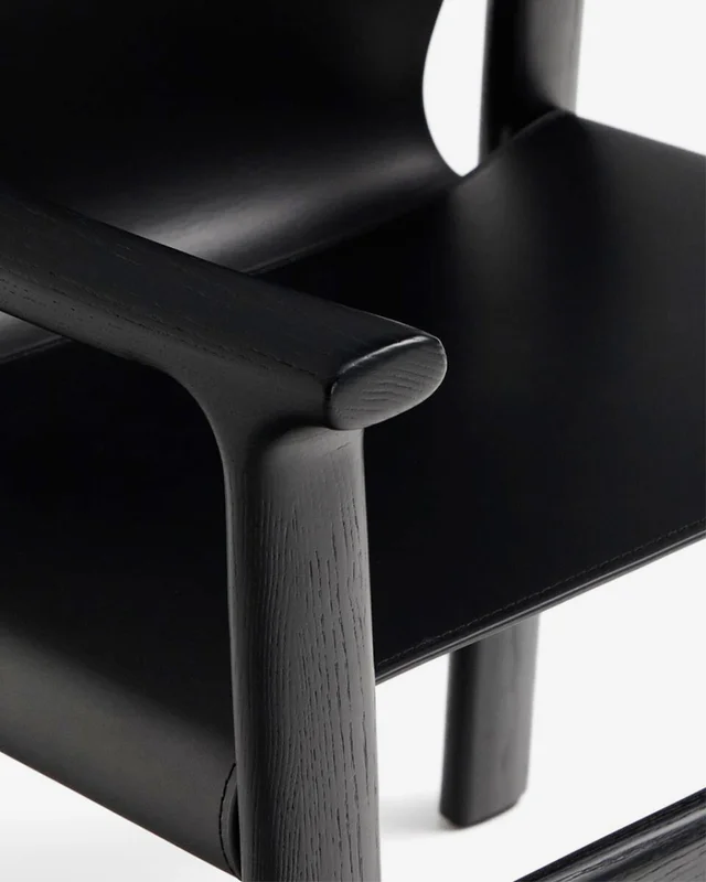 Silla Jan de fibras de cuero reciclado negro y madera maciza de fresno con acabado negro FSC 100% en Negro - Sillas, Uruguay | Kavehome, vista 3