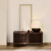 Zapatero Beyla 2 puertas de chapa y madera maciza de fresno con acabado tono nogal 98,5 cm en Marrón - Butacas, banquetas y puffs, Uruguay | Kavehome, vista 2 de 7