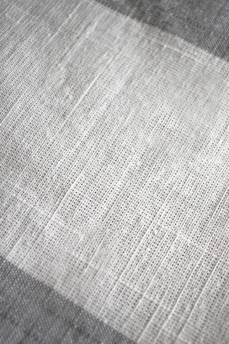 MANTEL RAYAS GRUESAS GRIS CLARO Y BLANCO en Gris - Textiles, Uruguay | Sentido Jose Ignacio, vista 3