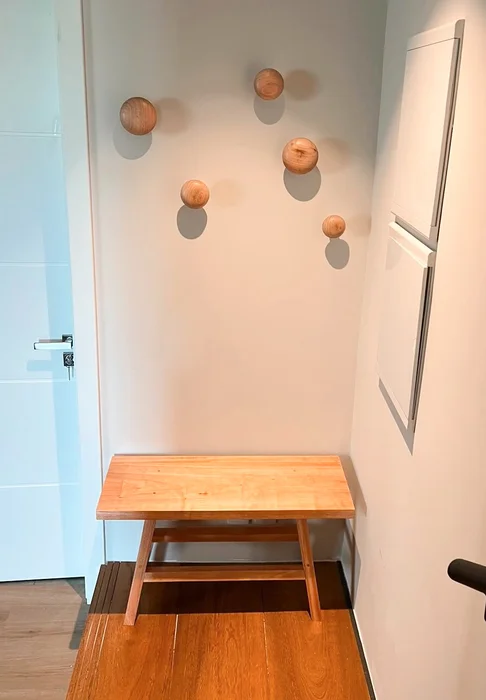 Set percheros “Clama” (x5) en Madera natural - Muebles, Uruguay | Dreams On Time, vista 3
