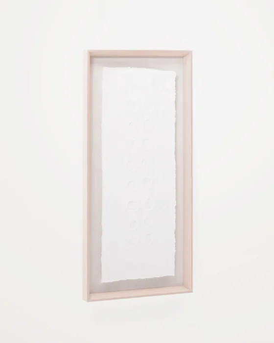 Cuadro abstracto Olvin de papel reciclado blanco con relieves hechos a mano - 44 x 94 cm en Blanco - Decoración de pared, Uruguay | Kavehome