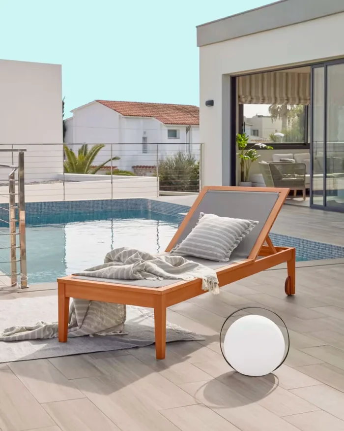 Reposera de exterior Caterin - de madera maciza de eucalipto en color gris en Gris - Muebles, Uruguay | Kavehome, vista 2